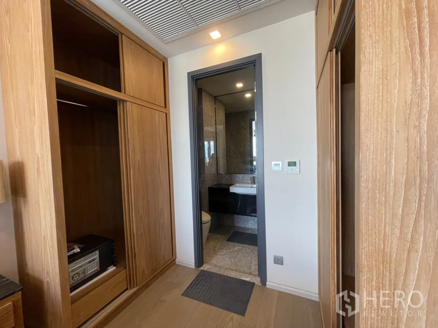 คอนโด for rent in Watthana, Bangkok - โถงทางเข้าพร้อมตู้เสื้อผ้าบิลต์อินไม้ มองไปยังห้องน้ำ