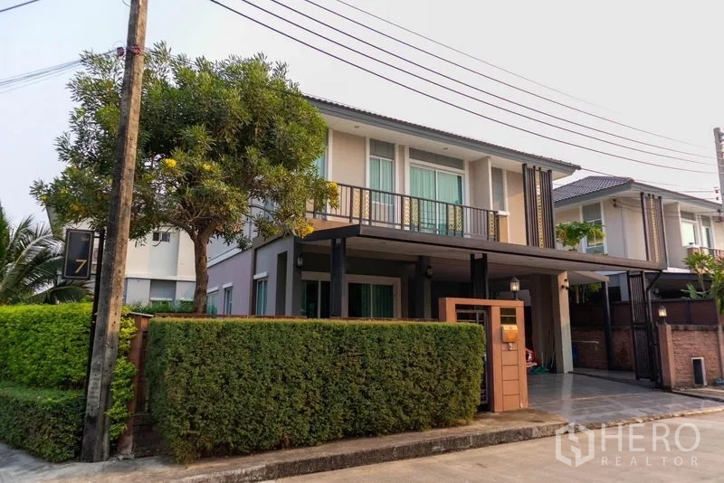 บ้าน ให้เช่า - บ้านเดี่ยวสองชั้นพร้อมที่จอดรถในร่ม ระเบียง และรั้วพุ่มไม้ ในสวนหลวง กรุงเทพฯ