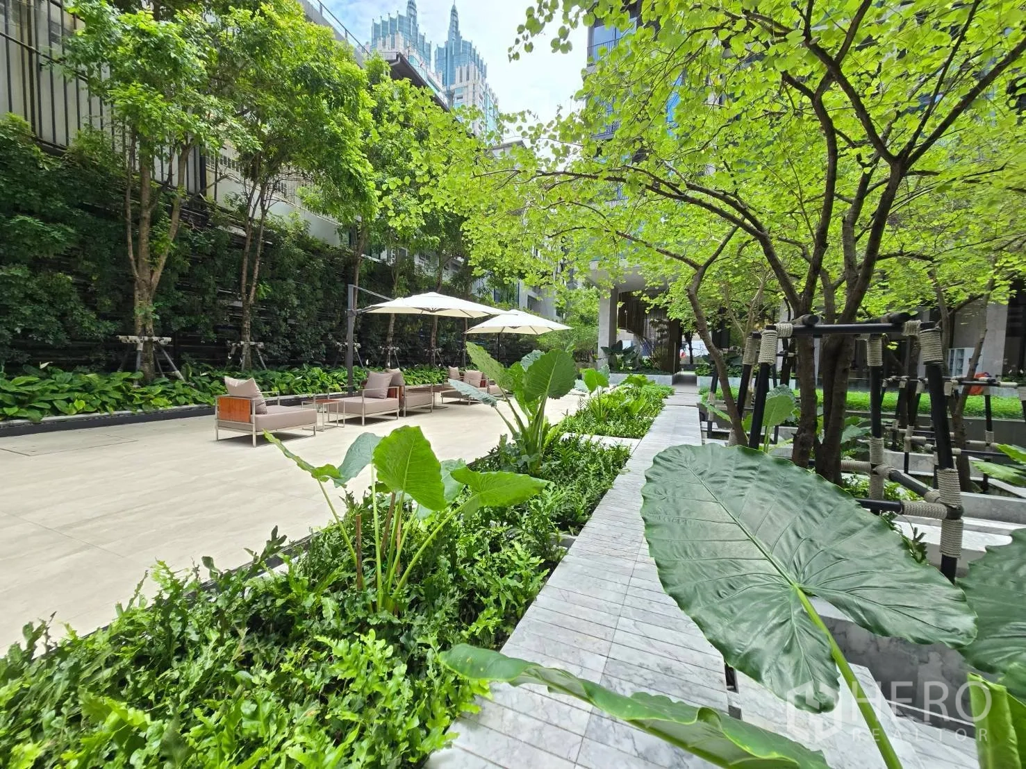 公寓 for rent in Pathum Wan, Bangkok - 绿意盎然的庭院花园，步道与户外休闲座位。