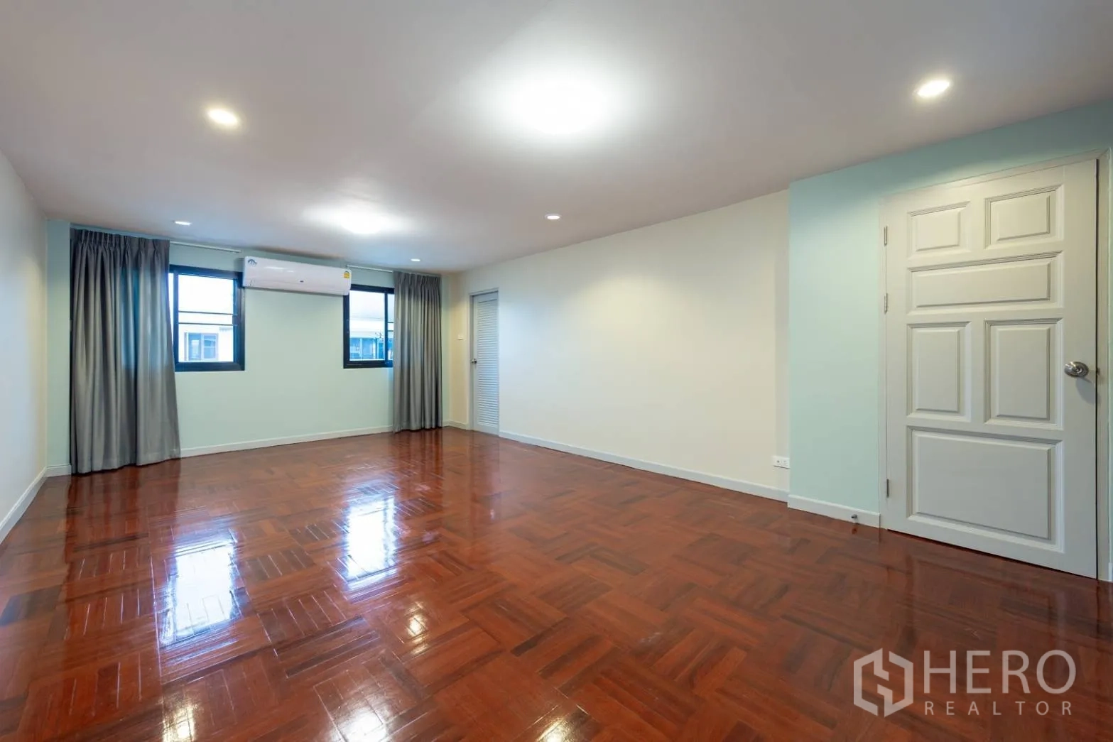 Home Office for rent in Bang Rak, Bangkok - Large flexible room with polished parquet floor, windows and air conditioning.