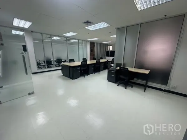 办公空间 出租 - 开放办公空间，成排工位与磨砂玻璃隔断清晰可见。