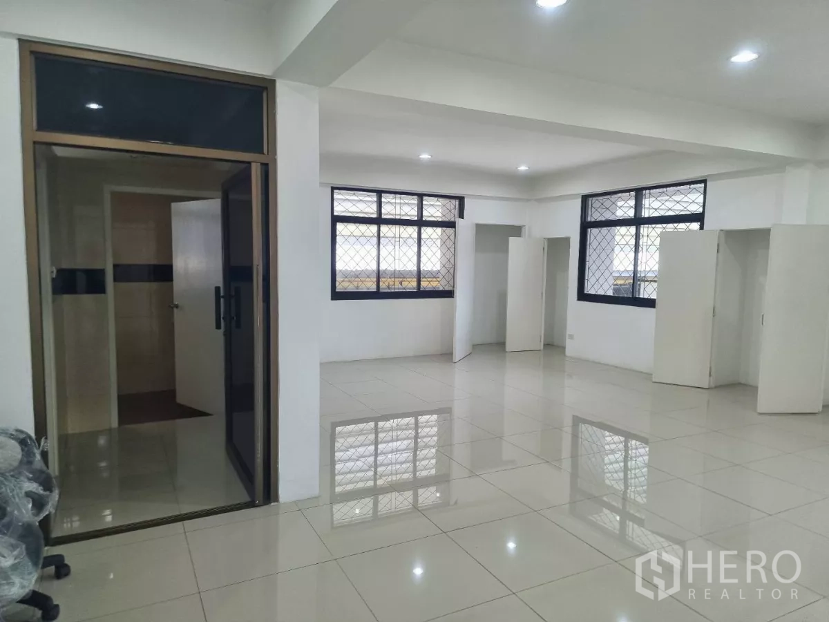 โรงงาน ให้เช่าในMueang Samut Prakan, Samut Prakan - สำนักงานแบบเปิดโล่ง มีประตูกระจก หน้าต่าง และห้องน้ำในตัว