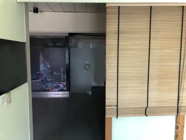 带办公室的家 出租或出售在Huai Khwang, Bangkok - 小型办公区，百叶帘与磨砂玻璃门，旁有城市夜景装饰墙。