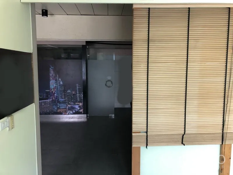 带办公室的家 出租或出售在Huai Khwang, Bangkok - 小型办公区，百叶帘与磨砂玻璃门，旁有城市夜景装饰墙。