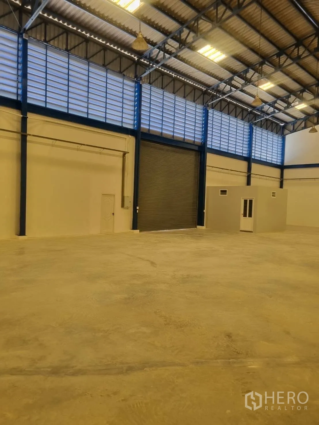 仓库 for rent in Thepharak, Nakhon Ratchasima - 仓库内有大型卷闸门、办公隔间与清爽地面。