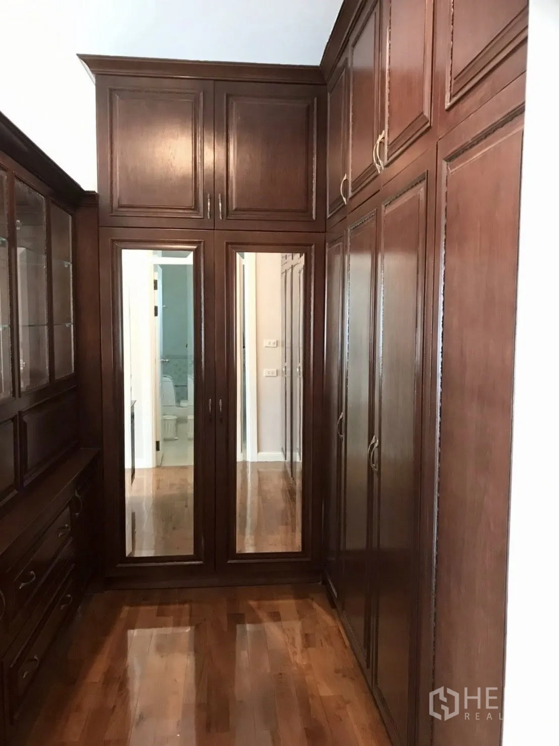 บ้านเดี่ยว for rent in Mueang Samut Prakan, Samut Prakan - ห้องแต่งตัวมีตู้เสื้อไม้บิลท์อินสูงและบานกระจก