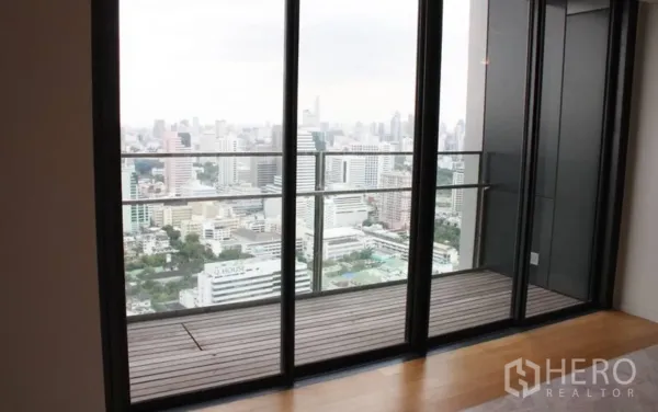 คอนโด ให้เช่าหรือขายในSathon, Bangkok - ระเบียงประตูกระจกเต็มบาน มองเห็นวิวสกายไลน์กรุงเทพฯ แบบพาโนรามา