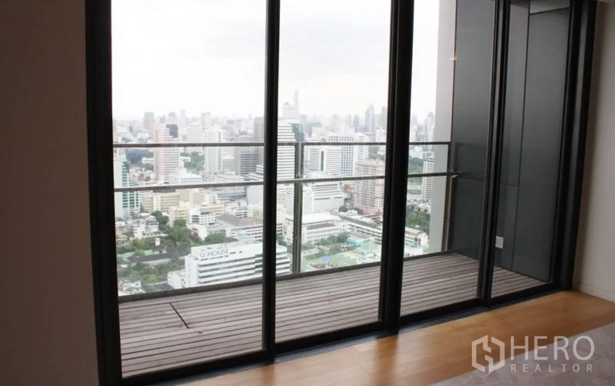คอนโด ให้เช่าหรือขายในSathon, Bangkok - ระเบียงประตูกระจกเต็มบาน มองเห็นวิวสกายไลน์กรุงเทพฯ แบบพาโนรามา