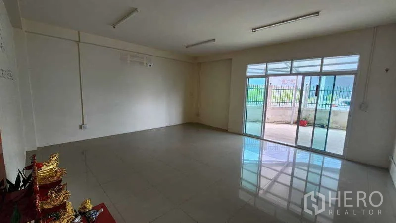 โรงงาน ให้เช่าในSamut Sakhon - โถงออฟฟิศเปิดโล่ง มองออกสู่ประตูกระจกหน้าบ้าน