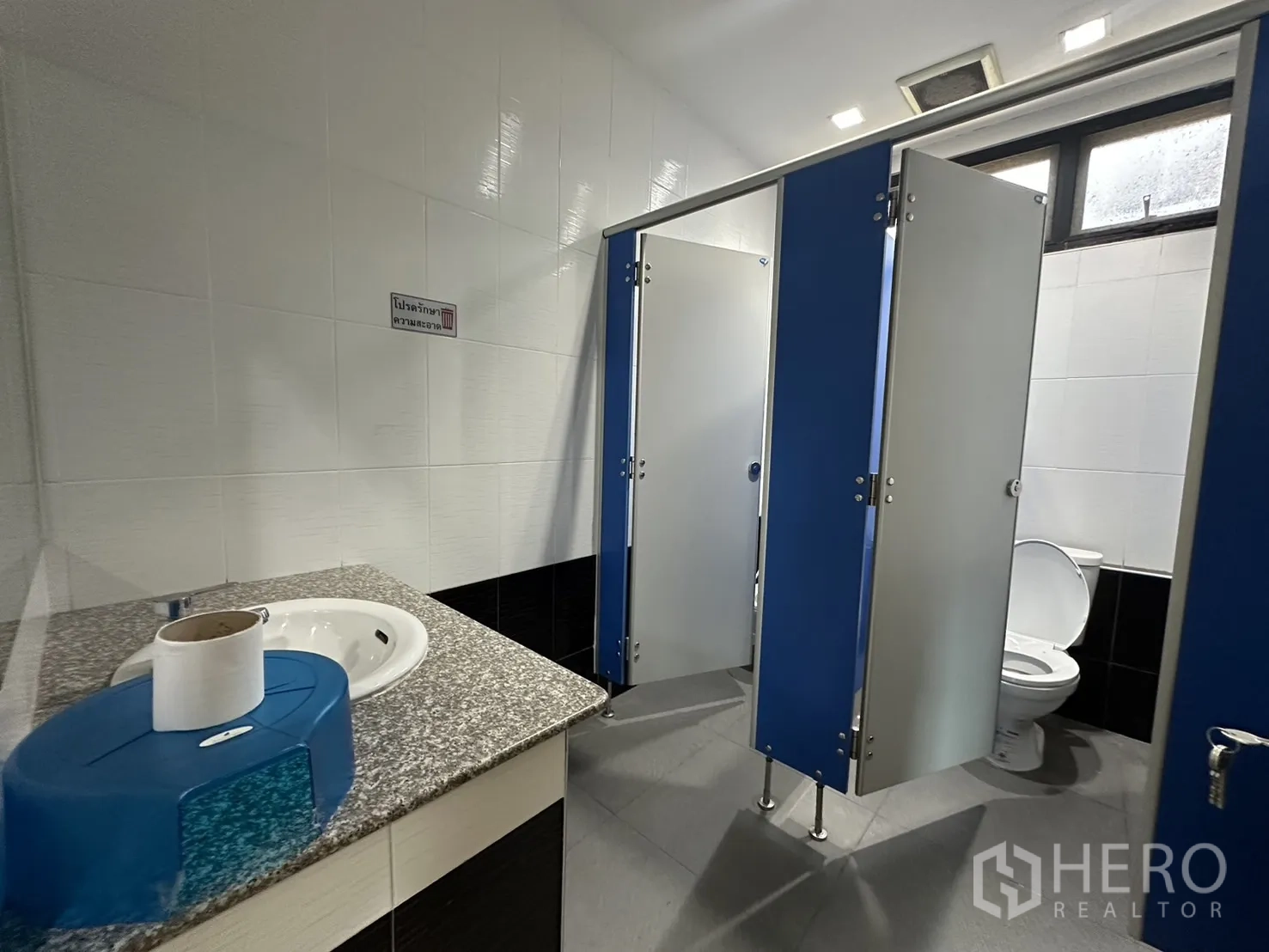 带办公室的家 出租在Prawet, Bangkok - 公共卫生间另一角度，蓝色隔间门与坐便器。