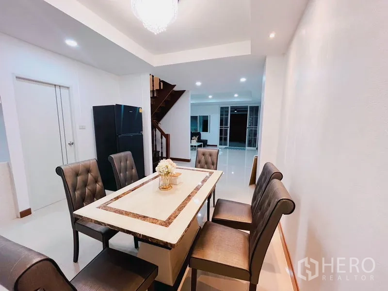 Townhouse for rent in Huai Khwang, Bangkok - Open-plan dining zone leading to the living area and sliding doors.