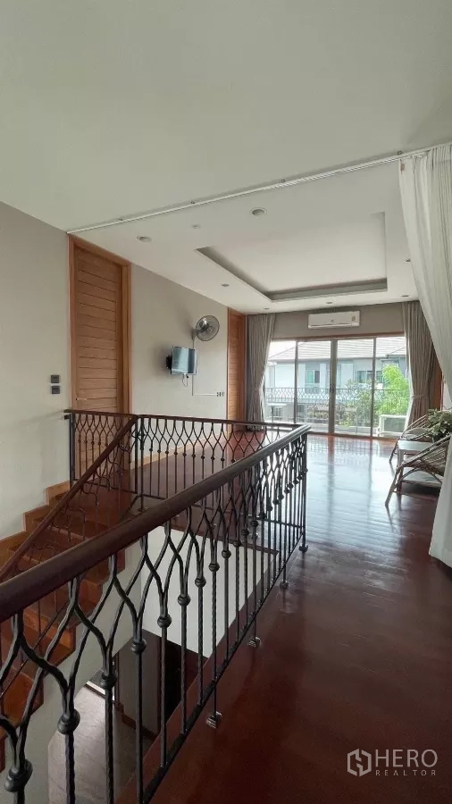 บ้าน ให้เช่าในPrawet, Bangkok - โถงชั้นบน ราวเหล็กดัด และประตูออกระเบียง