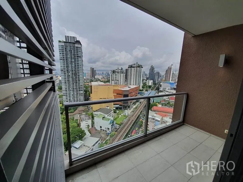 公寓 出租或出售在Watthana, Bangkok - 宽敞阳台，俯瞰Ekkamai天际线与轻轨轨道