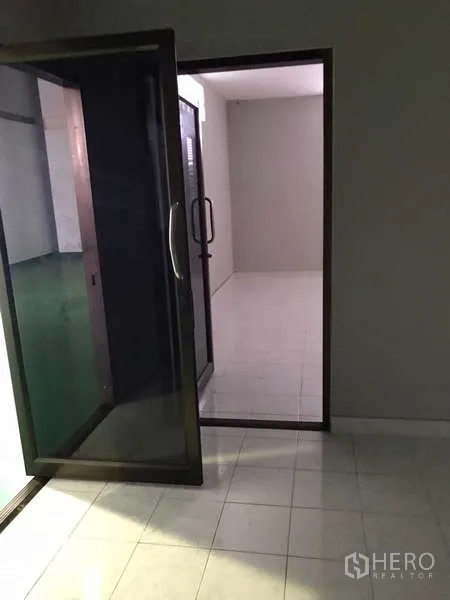 工厂 出租在Bang Phli, Samut Prakan - 玻璃门入口，连接办公室与生产区