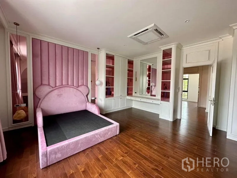 独立式住宅 出售 - 儿童卧室，粉色软包床头，内置柜与化妆台。