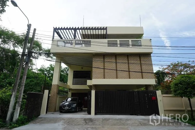 Detached House for rent in Chatuchak, Bangkok - Modern three-story detached house with gated carport and rooftop pergola in Chatuchak.