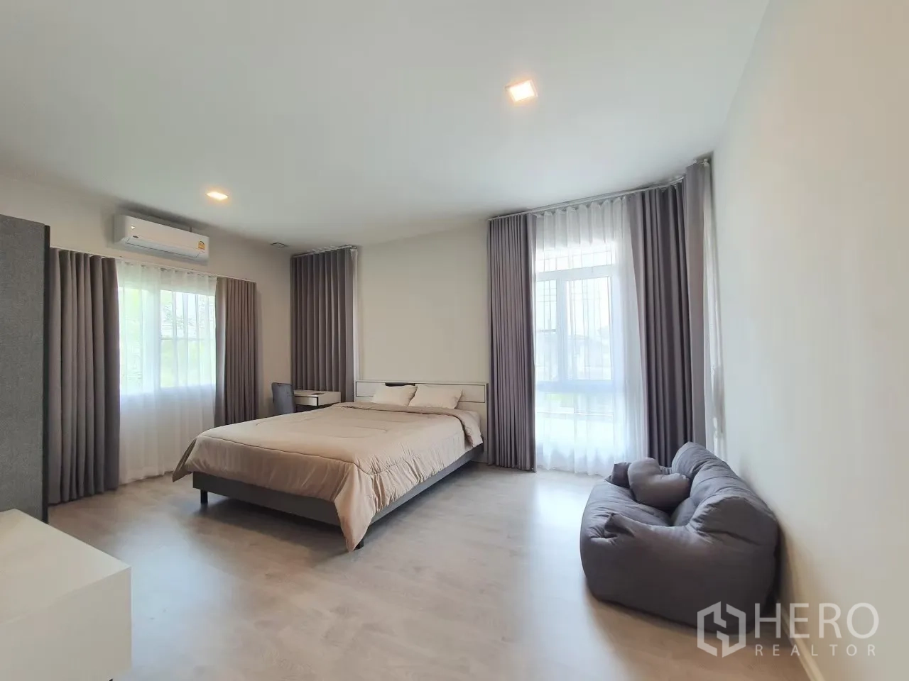 独立式住宅 出租在Prawet, Bangkok - 宽敞次卧，双面采光并配休闲区。