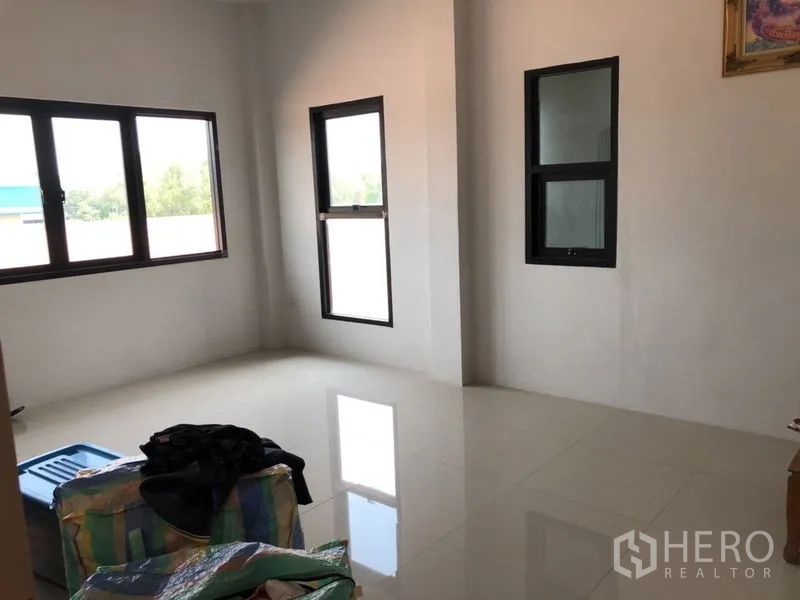 บ้าน ขายในLam Luk Ka, Pathum Thani - ห้องโล่งสว่าง มีหน้าต่างหลายบานและพื้นกระเบื้อง