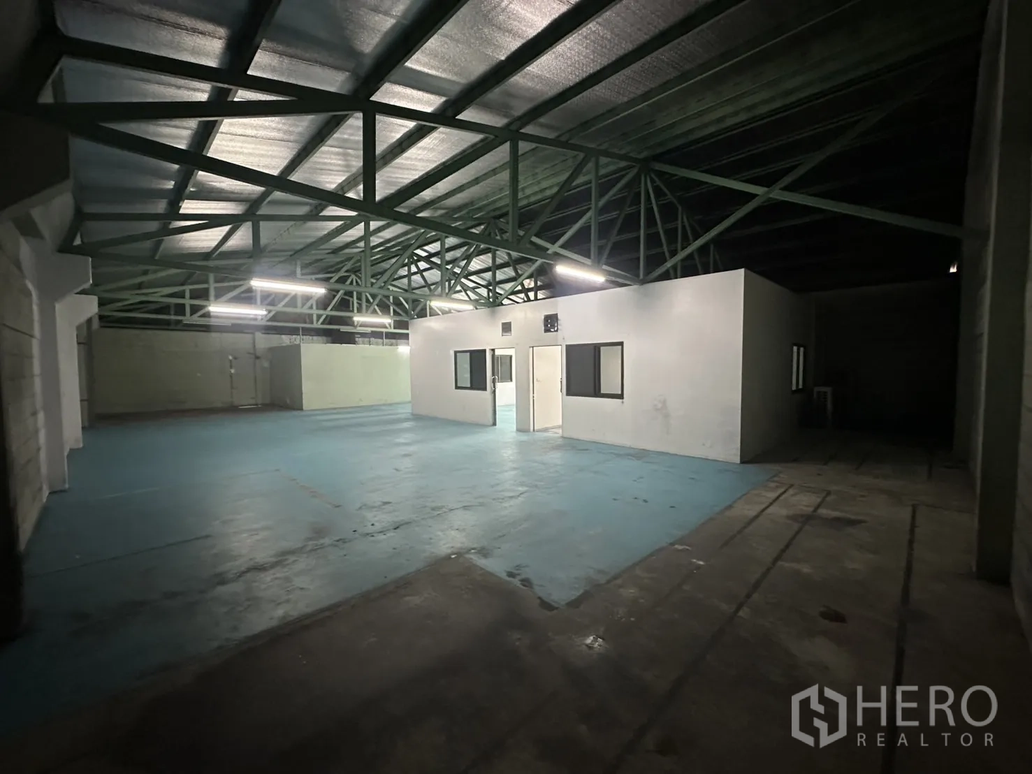Warehouse for rent in Bang Na, Bangkok - Another perspective of the upper hall showing insulated roof and office box.