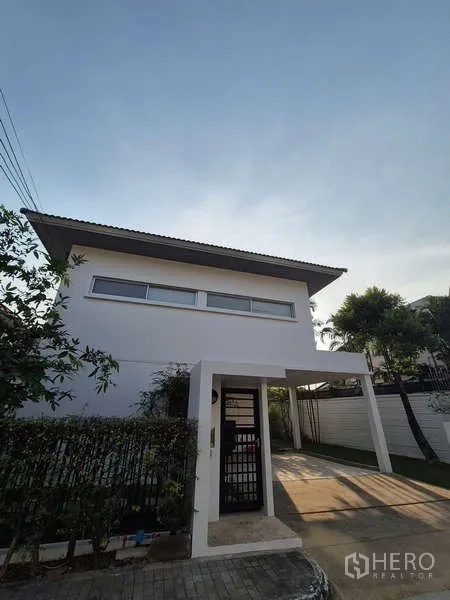 Detached House for rent in Bang Kruai, Nonthaburi - Modern two-storey white detached house with carport and gated entry.