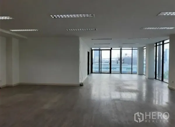 Office Space for rent in Bang Kho Laem, Bangkok - Spacious unfurnished office floor with strip lighting and wraparound glazing.