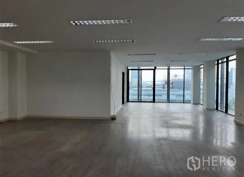 Office Space for rent in Bang Kho Laem, Bangkok - Spacious unfurnished office floor with strip lighting and wraparound glazing.