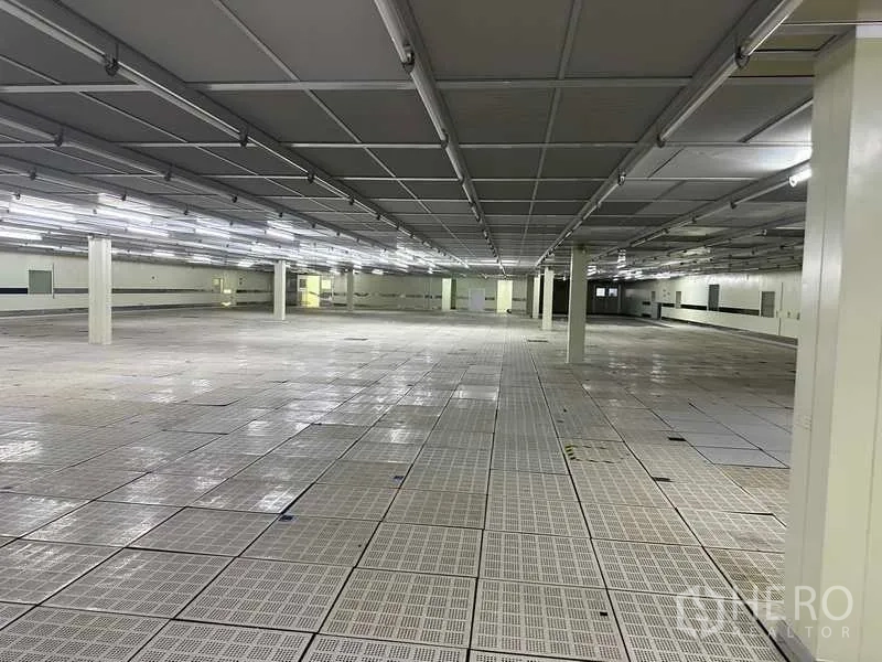 Factory for rent or sale in Thanyaburi, Pathum Thani - Bright cleanroom production area with suspended grid ceiling and raised floors.