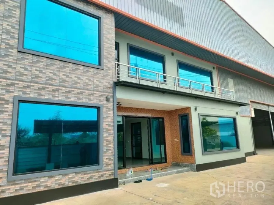 โรงงาน ให้เช่าในBan Phaeo, Samut Sakhon - ด้านหน้าอาคารสำนักงานโรงงาน กระจกสีฟ้าและผนังกระเบื้อง