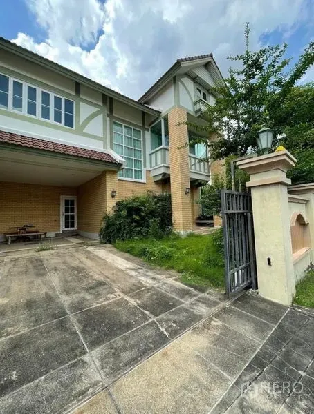 Detached House for rent - Two-storey detached house exterior with driveway, covered carport, front gate, and green lawn.