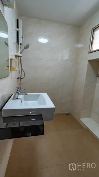 Townhouse for rent in Watthana, Bangkok - Modern bathroom with walk‑in shower and wall‑mounted sink.