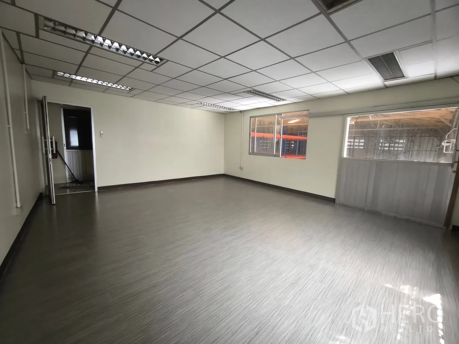 货栈 出租在Suan Luang, Bangkok - 宽敞办公室，窗户可望向仓库作业区