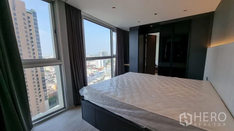 公寓 出售在Watthana, Bangkok - 主卧带城市景观、衣柜与通高窗。