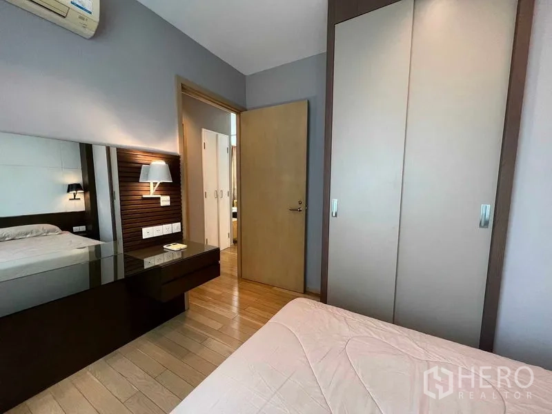 公寓 出租在Khlong Toei, Bangkok - 次卧配推拉门衣柜与床头置物台，木地板温暖。