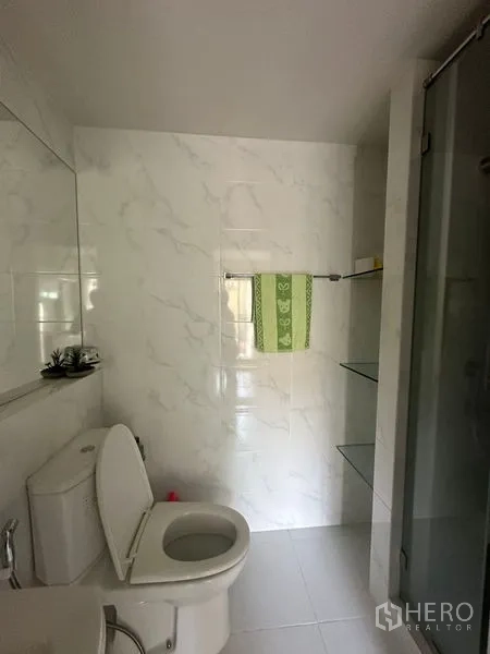 公寓 出售在Khlong Toei, Bangkok - 浴室视角，可见坐厕、毛巾杆与玻璃淋浴房。