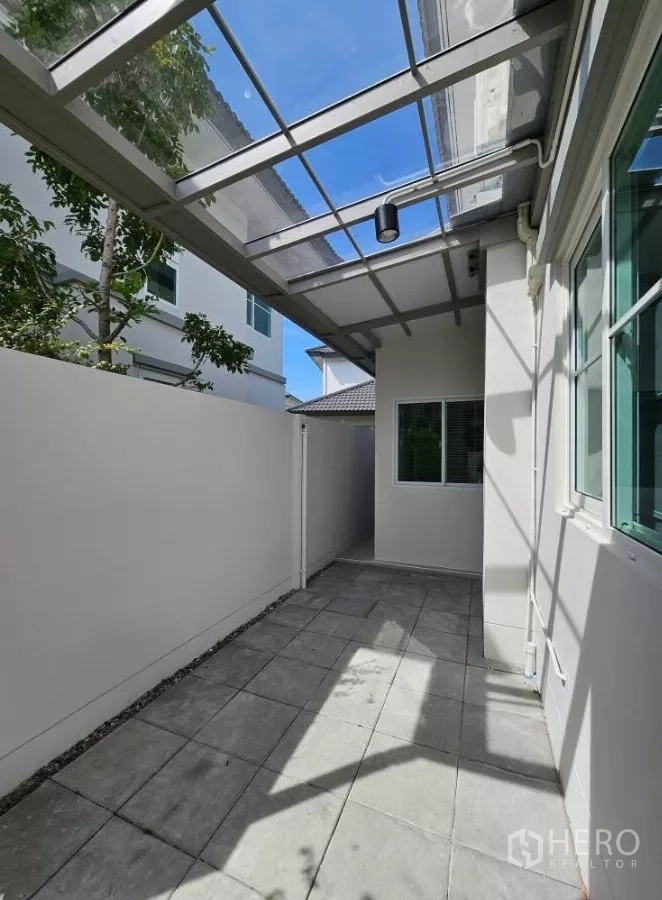 Detached House for rent in Bang Phli, Samut Prakan - Tiled side terrace with glass roof and privacy walls.