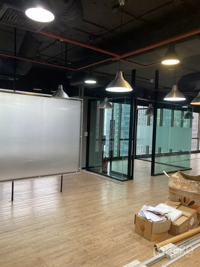 办公空间 出租在Watthana, Bangkok - 工业风吊顶与吊灯，配玻璃隔断和白板，Watthana。