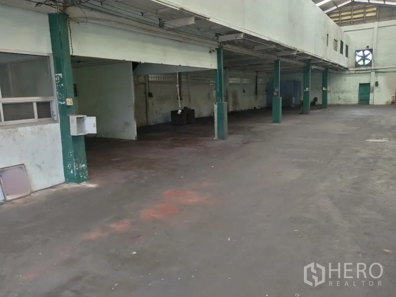 工厂 出租在Saphan Sung, Bangkok - 宽敞的工厂内部，挑高空间、多立柱与通风扇。