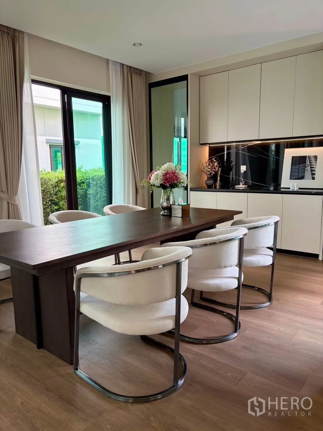 บ้านเดี่ยว for rent in Bang Phli, Samut Prakan - พื้นที่รับประทานอาหารสว่าง โต๊ะไม้สีเข้ม เก้าอี้บุผ้า และตู้แพนทรีเรียบหรู