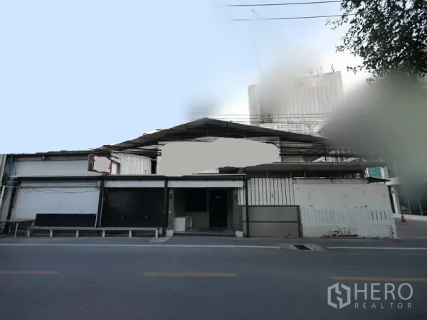 零售空间 出租在Khlong Toei, Bangkok - Phrom Phong空堤区临街低层零售建筑外观。