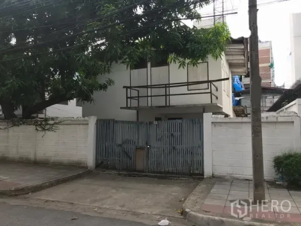 บ้าน ให้เช่าในSathon, Bangkok - บ้านเดี่ยวสองชั้นมีรั้วกำแพงสีขาวและต้นไม้ใหญ่ ในซอยเงียบย่านสาทร กรุงเทพฯ