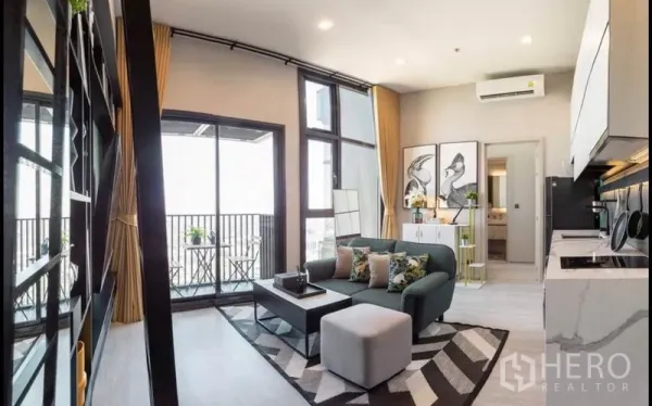 公寓 出租在Phra Khanong, Bangkok - 明亮客厅，落地窗、阳台与开放式小厨房，位于帕卡侬区。