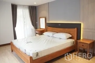 คอนโด ให้เช่าในPathum Wan, Bangkok - อีกมุมของห้องนอน โชว์เตียงไม้ โต๊ะข้างเตียง และไฟบรรยากาศนุ่มนวล