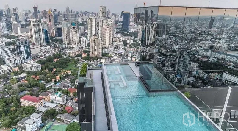 公寓 出租在Sathon, Bangkok - 屋顶无边际泳池，背景为沙吞与席隆天际线。