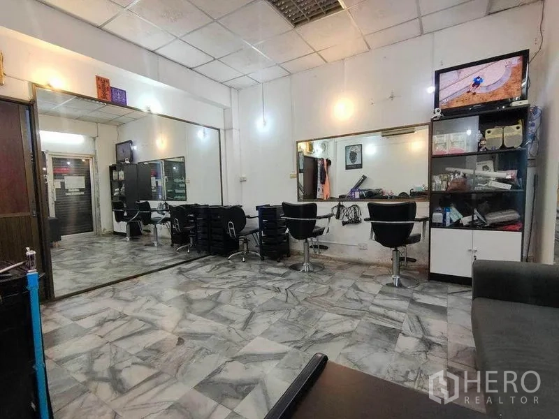 ทาวน์เฮาส์ ขายในBang Phlat, Bangkok - พื้นที่ร้านเสริมสวย เก้าอี้ทำผม กระจกบานใหญ่ และตู้เก็บของ