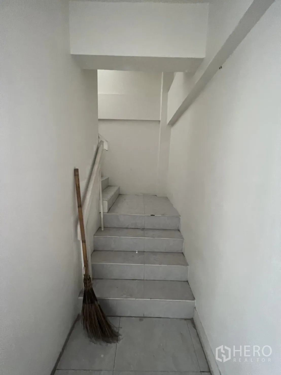 店屋 出租在Watthana, Bangkok - 室内白色扶手楼梯通往楼上。
