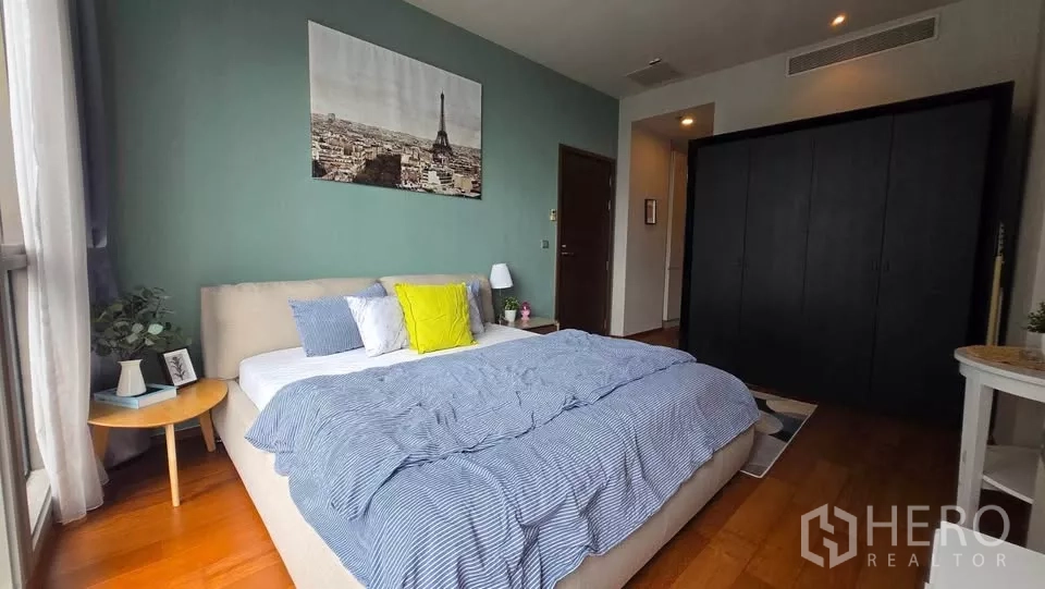 Condominium for rent in Watthana, Bangkok - Spacious bedroom with big wardrobe, wood floors and calm tones.
