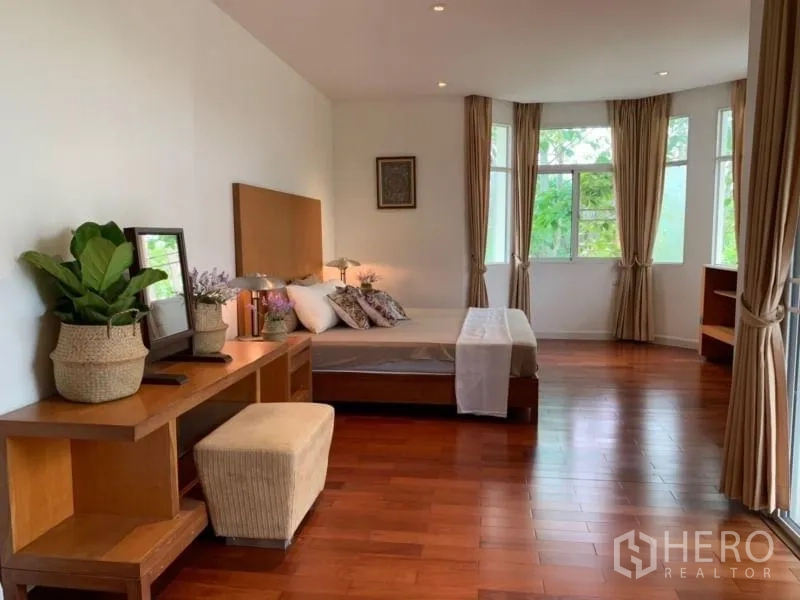 Detached House for rent in Lat Krabang, Bangkok - Spacious master bedroom with wood floors, study desk and bay windows.