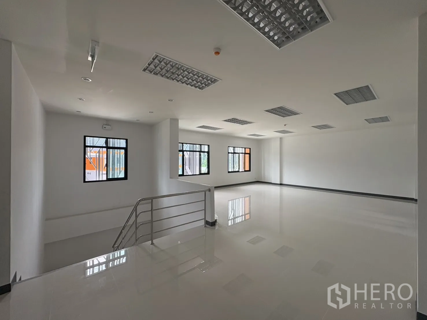 โรงงาน for rent in Bang Pakong, Chachoengsao - พื้นที่สำนักงานชั้นบนแบบเปิดโล่ง มีราวกันตกและหน้าต่างหลายบาน.