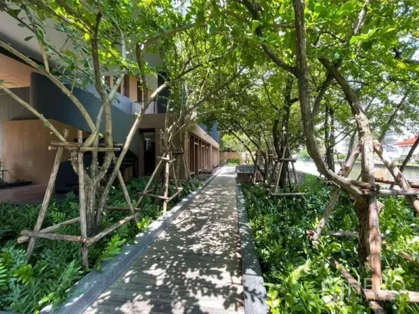 公寓 出租在Watthana, Bangkok - 小区沿河树荫步道。