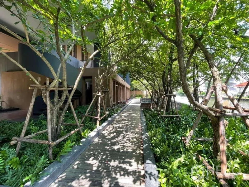公寓 出租在Watthana, Bangkok - 小区沿河树荫步道。